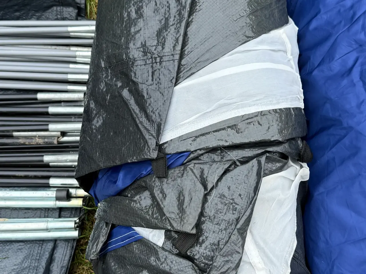 Billede 1 - Camping Tent with Poles and Pegs