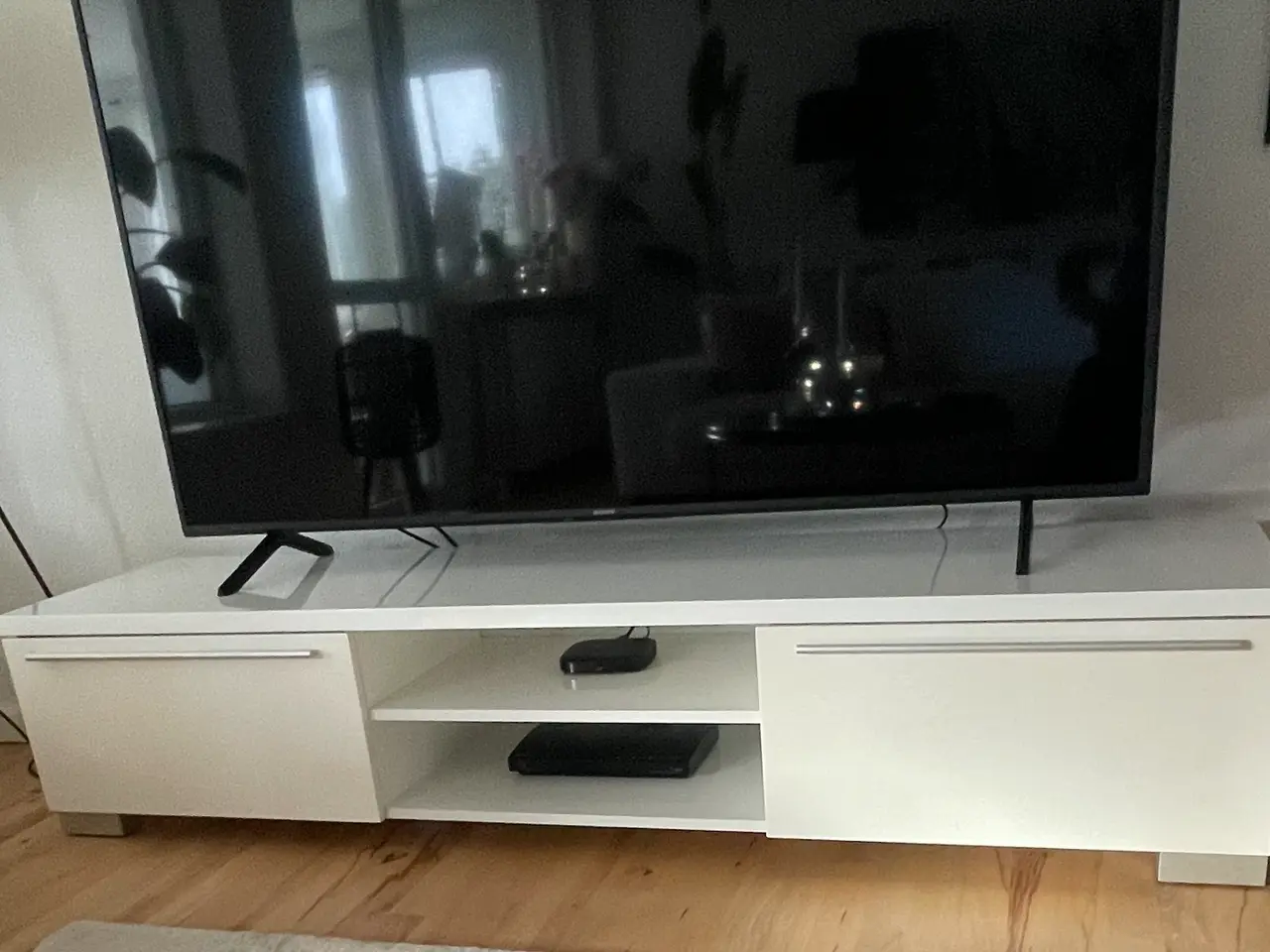 Billede 1 - Højglans TV-bord sælges