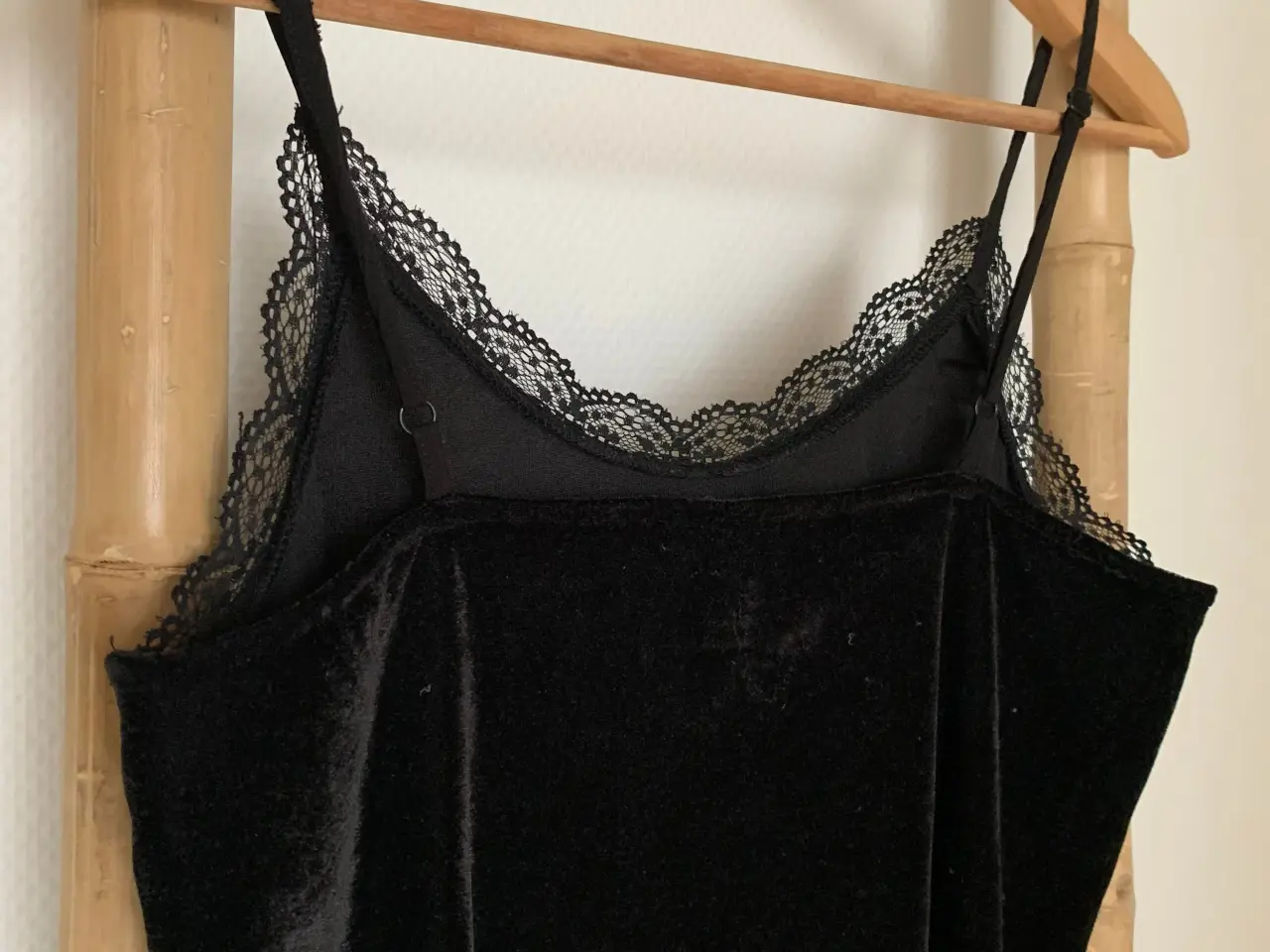 Billede 4 - ICHI velourtop med spaghettistropper, str. M