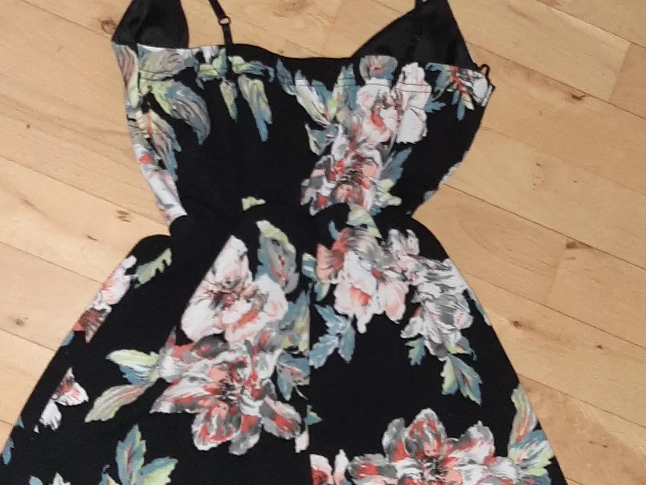 Billede 1 - Jumpsuit f.BooHoo /flotte blomster/stropper 
