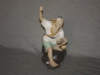 Keramisk Figur af kinesisk fisker højde 20,5 cm.