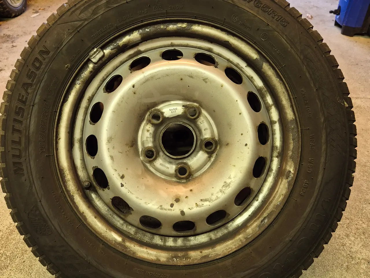 Billede 1 - VW Caddy Helårsdæk på stålfælge 6Jx15 5x112