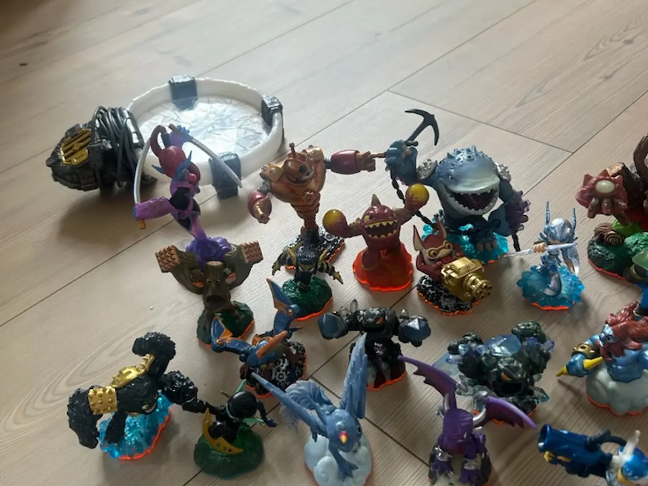 Billede 2 - 30 Skylanders figurer + selve spillet