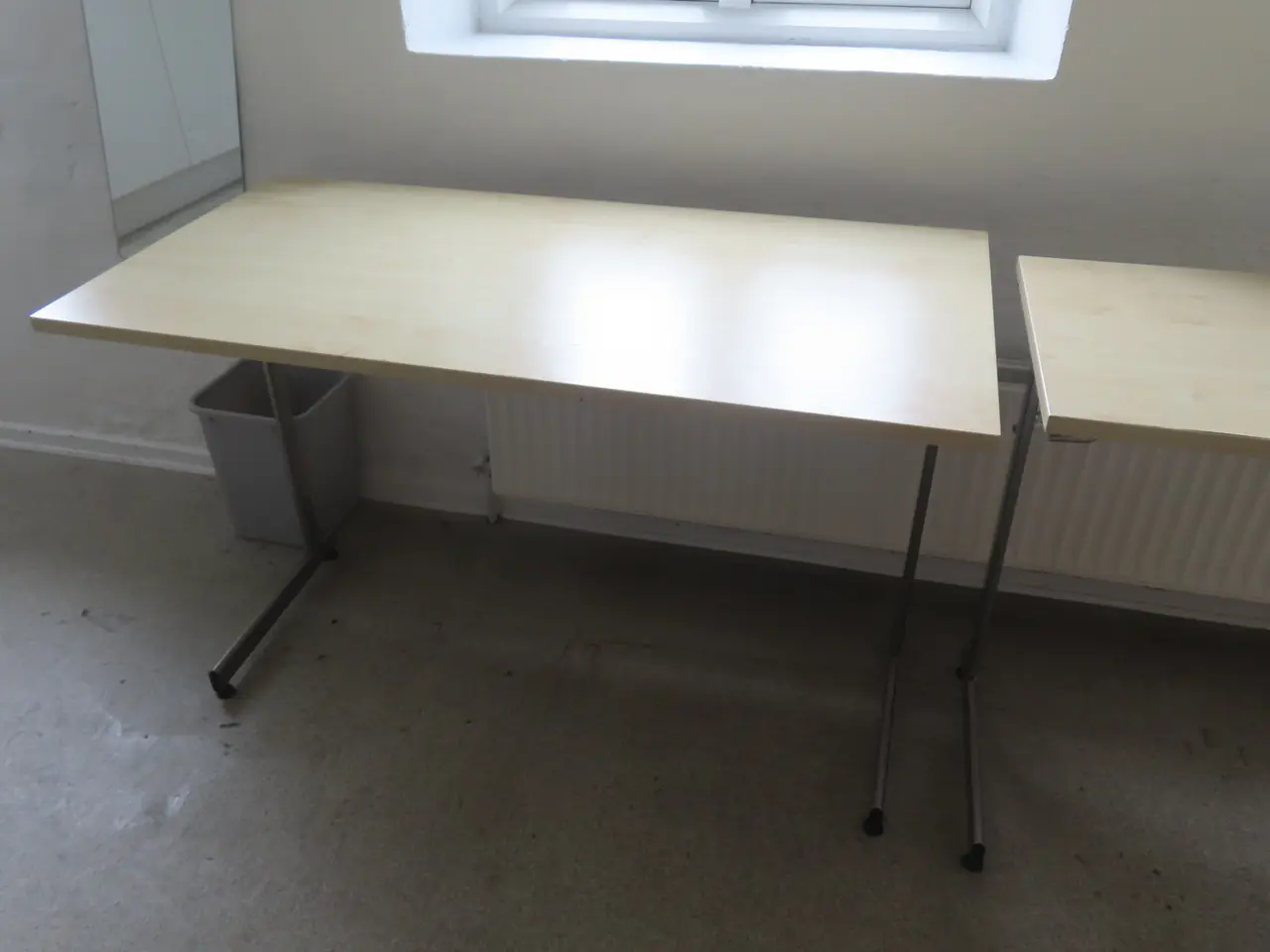 Billede 4 - Indhold på værelse af bord, køjeseng, skab mv.