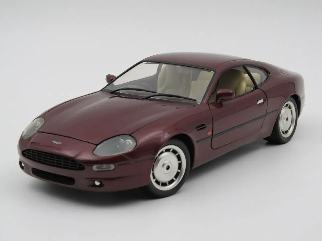 Billede 1 - 1995 Aston Martin DB7 1:18 Fremstår son