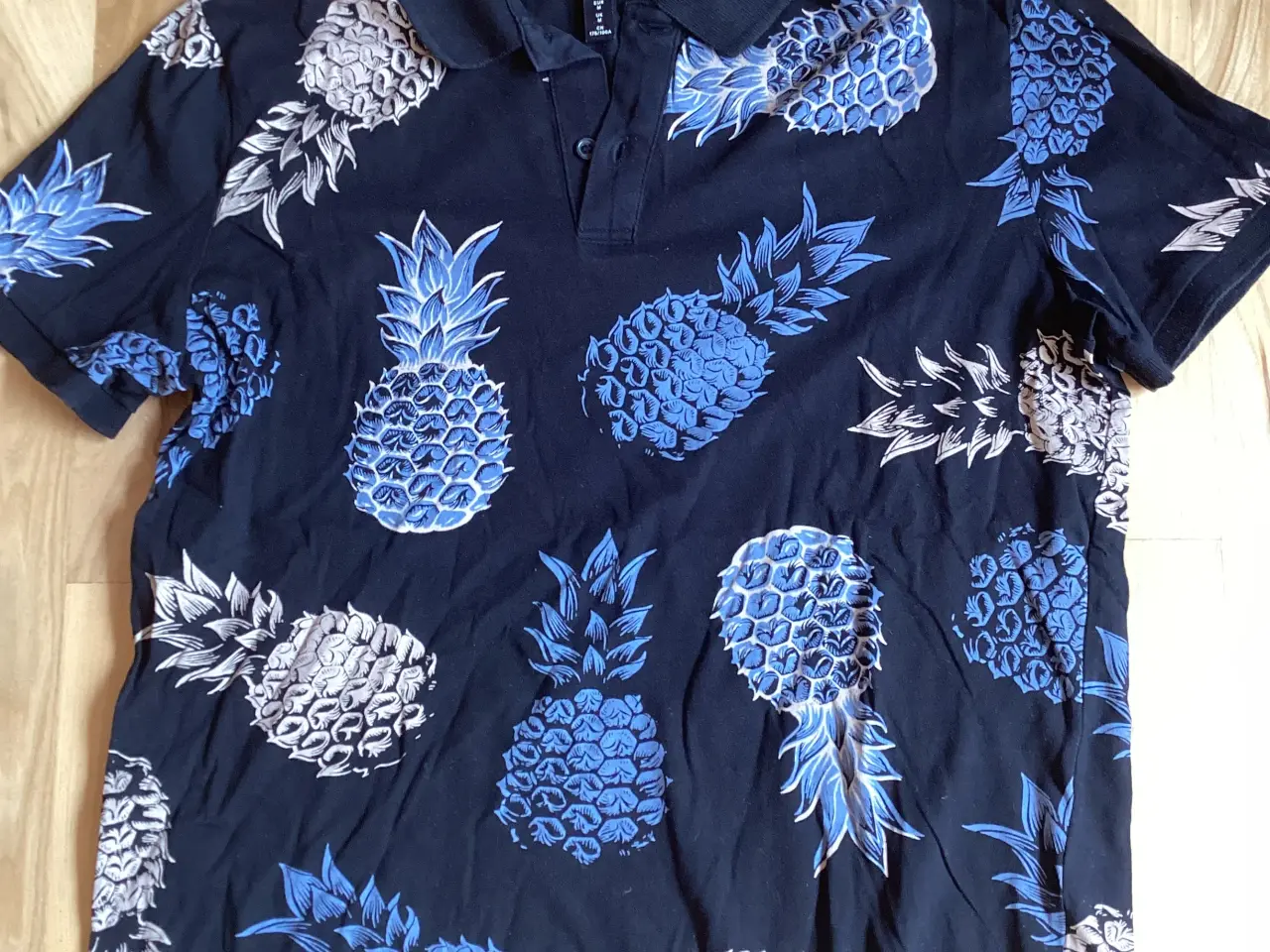 Billede 1 - Sort polo T-Shirt med ananas mønster