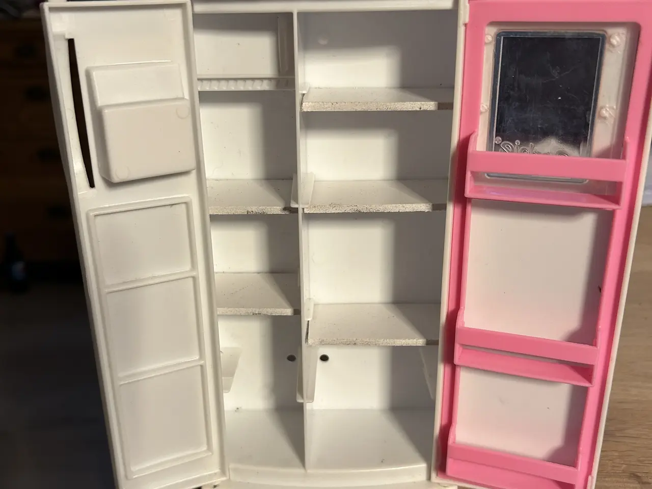 Billede 2 - Barbie køleskab med indhold