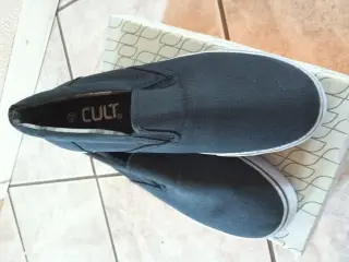 Ny moderne CULT sneakers, str. 42, 175kr