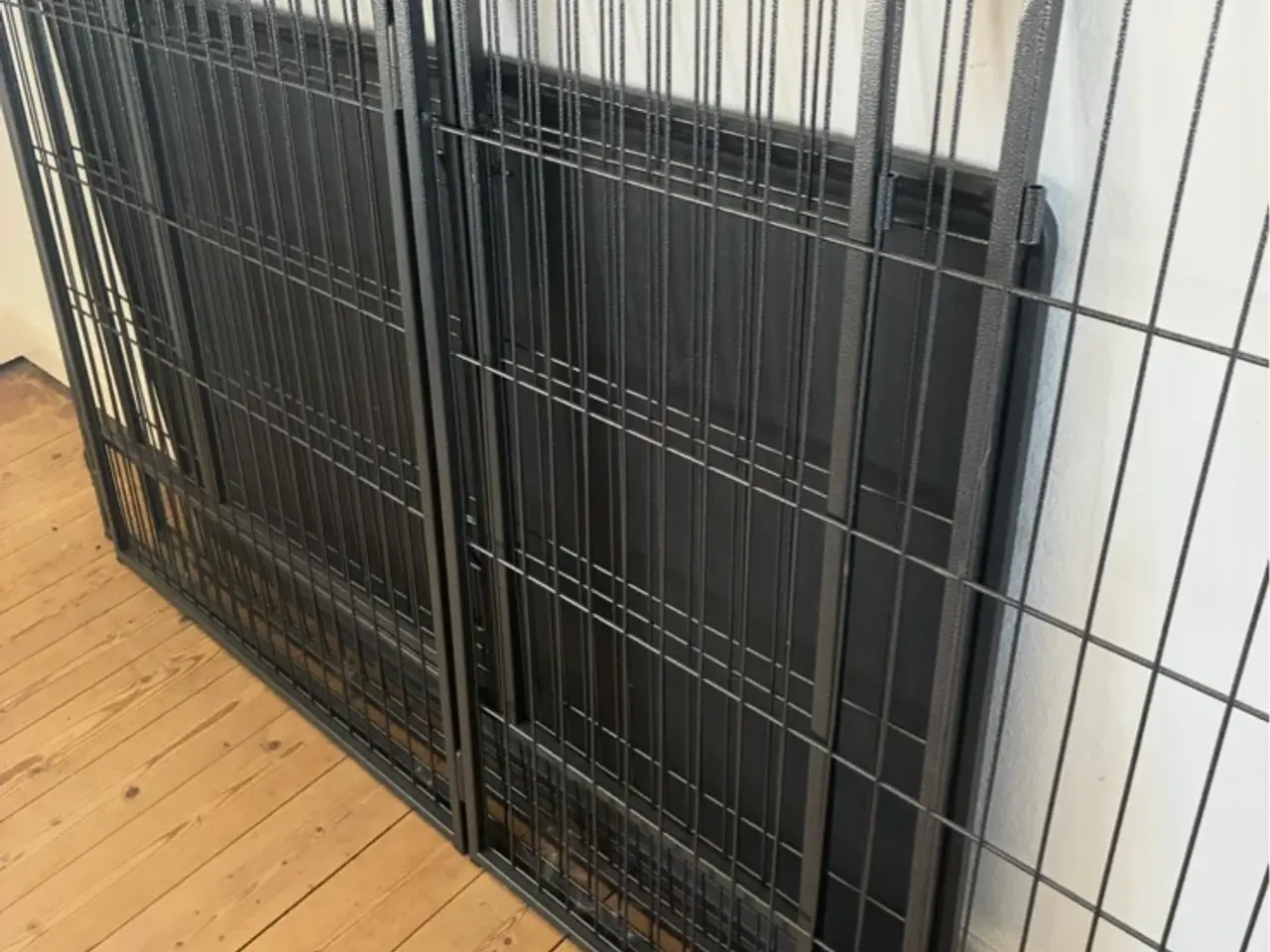 Billede 2 - Sort hundebur/hvalpegård i metal med bundbakke
