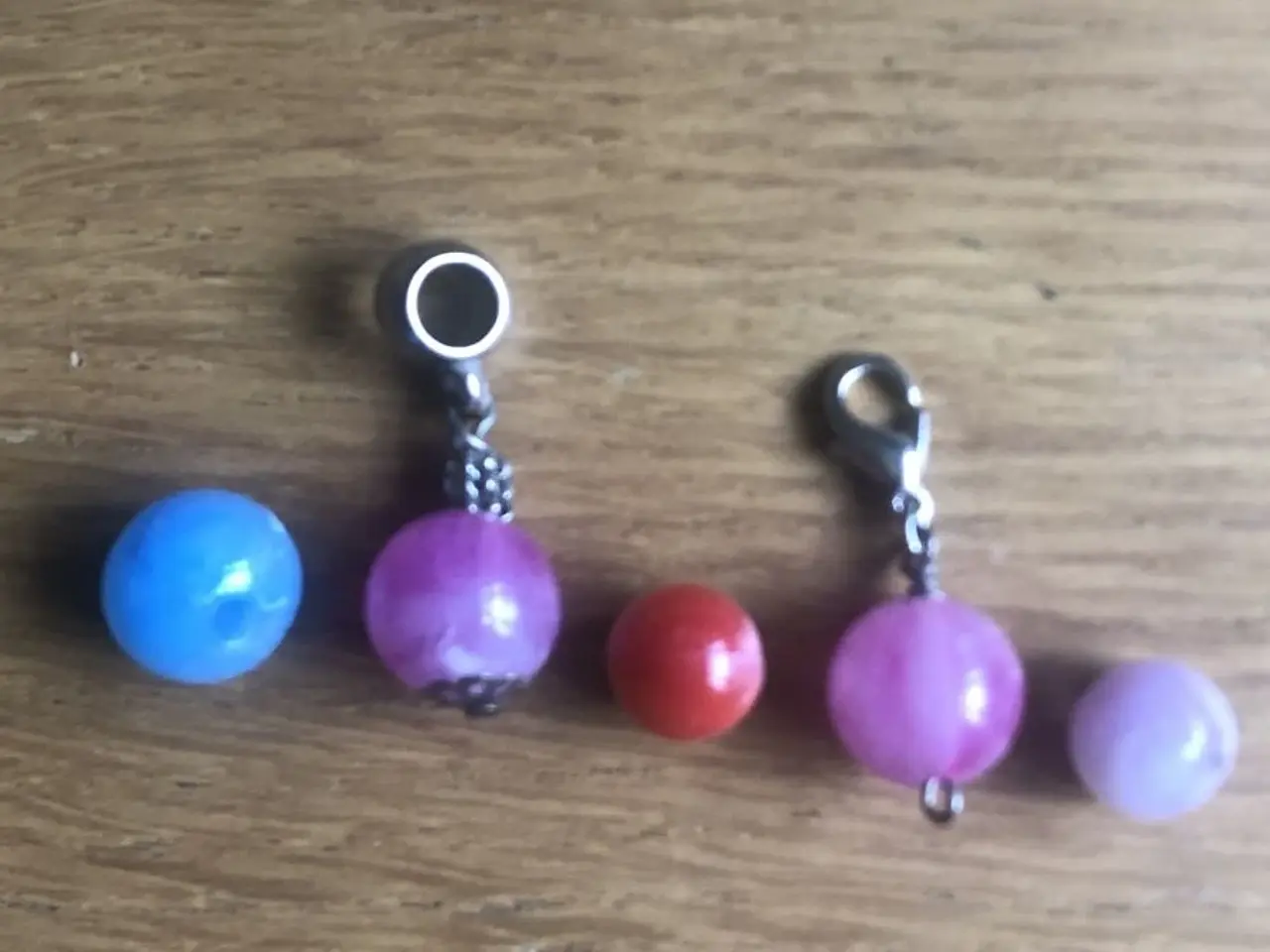 Billede 3 - Vedhæng med pink, marmoreret perle. Til armbånd.