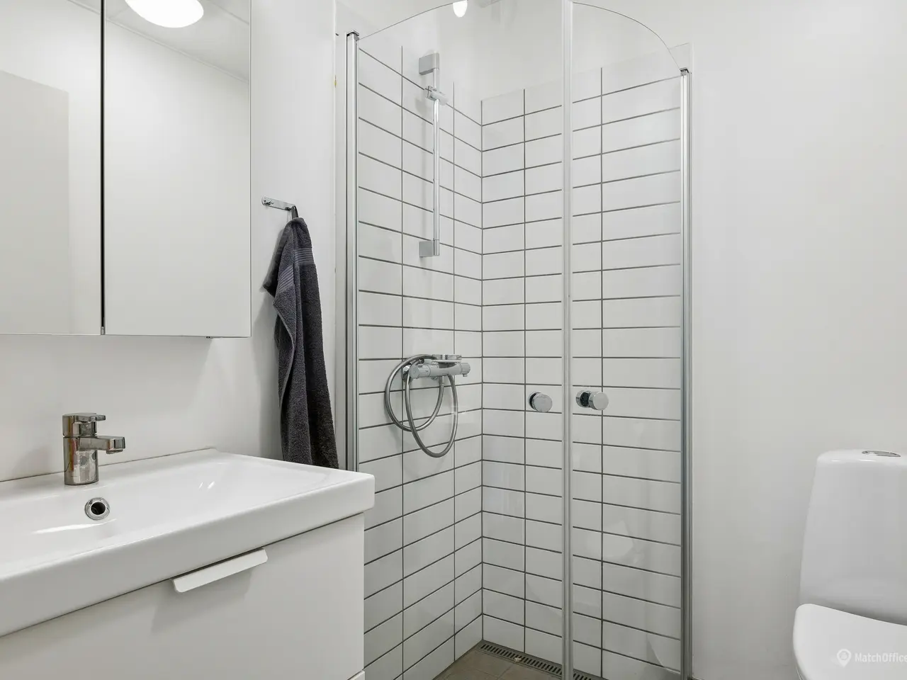 Billede 6 - Højloftet værksted/showroom med indskudt dæk