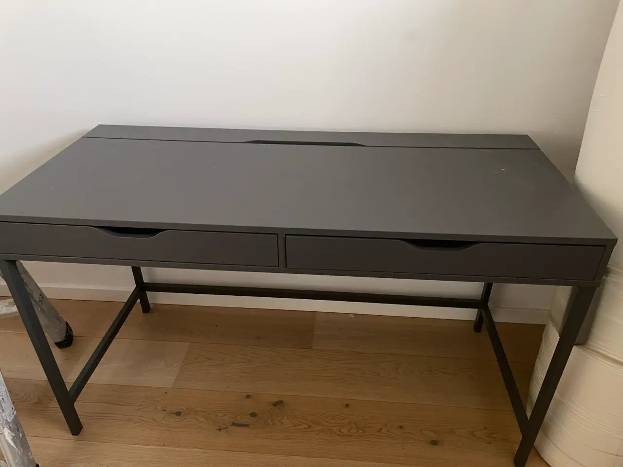 Billede 1 - Gråt skrivebord