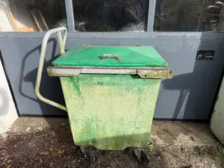 Affaldscontainer 400 l med håndtag og bøjle