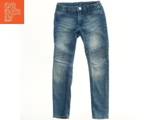 Jeans med biker-detaljer fra H&M (str. 128)