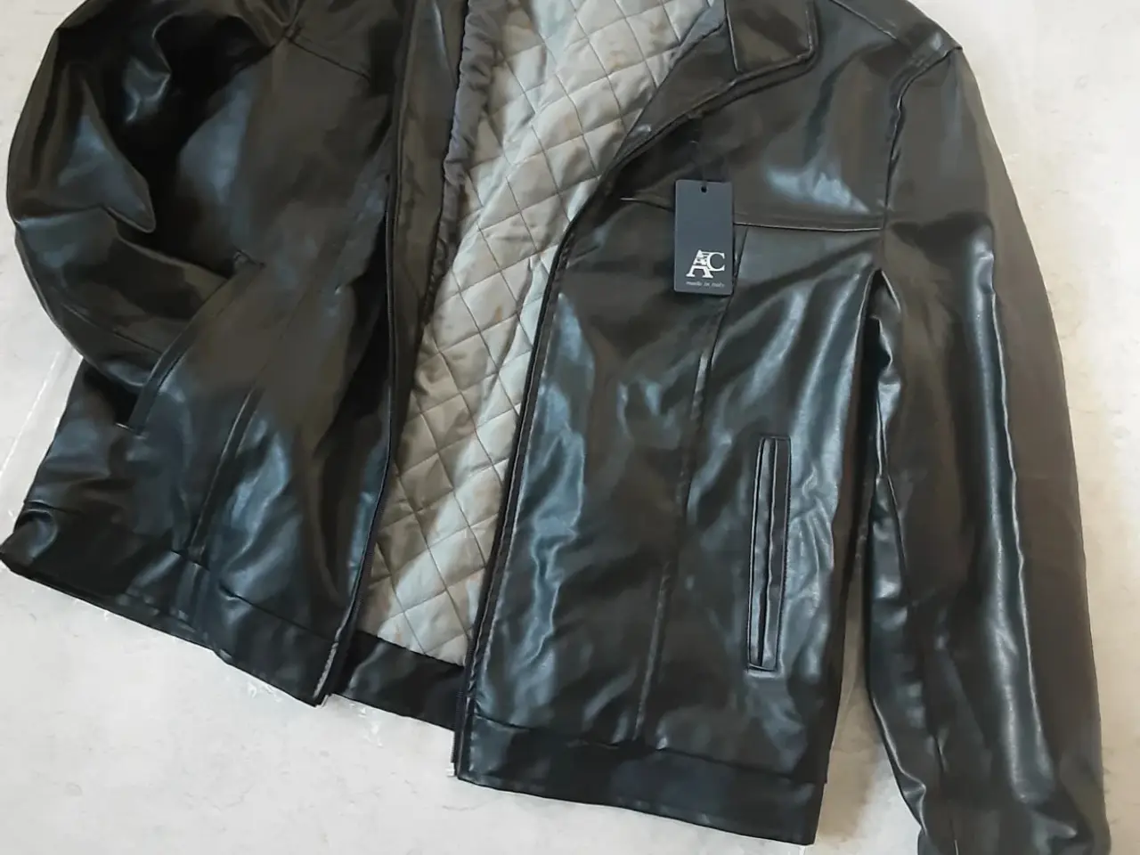Billede 1 - Sort kort jakken. Str. L. Pris. 150.00kr.