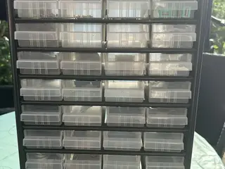 Stålreol med plastskuffer