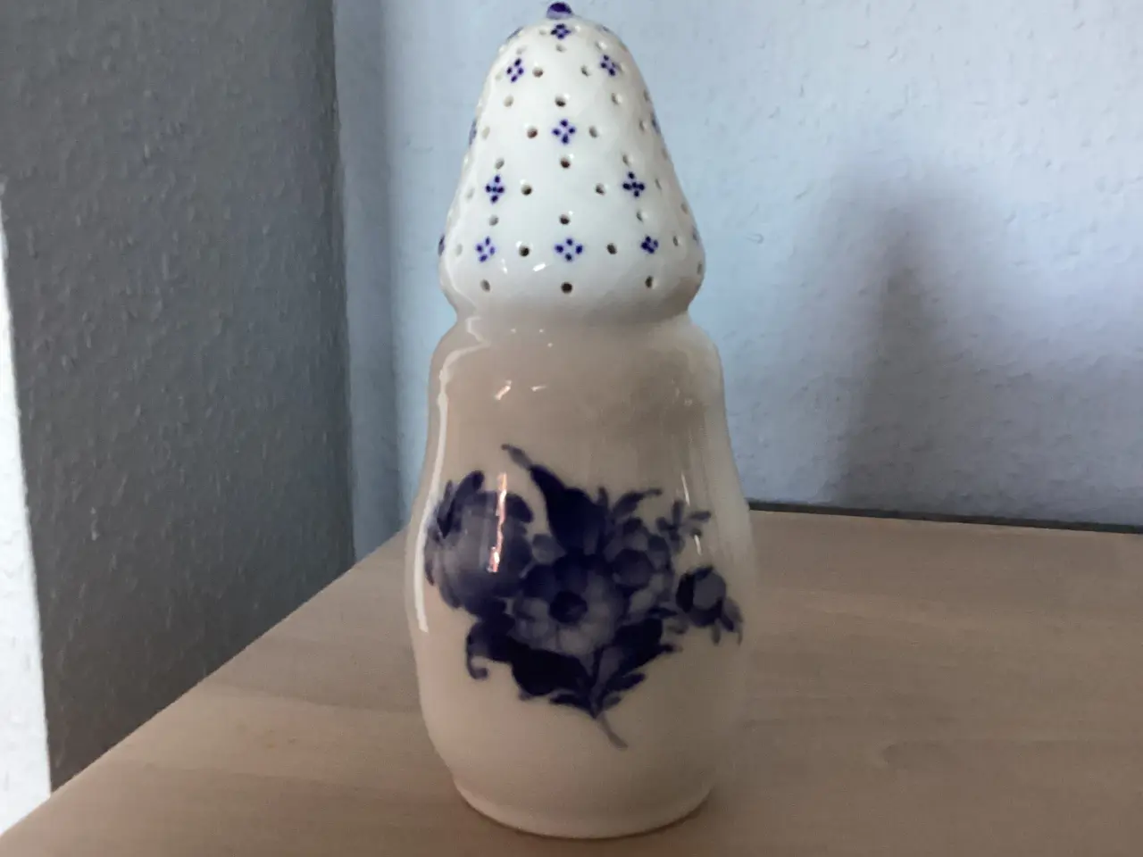 Billede 2 - Kgl. porcelæn, Blå blomst Sukkerstrøer sælges.