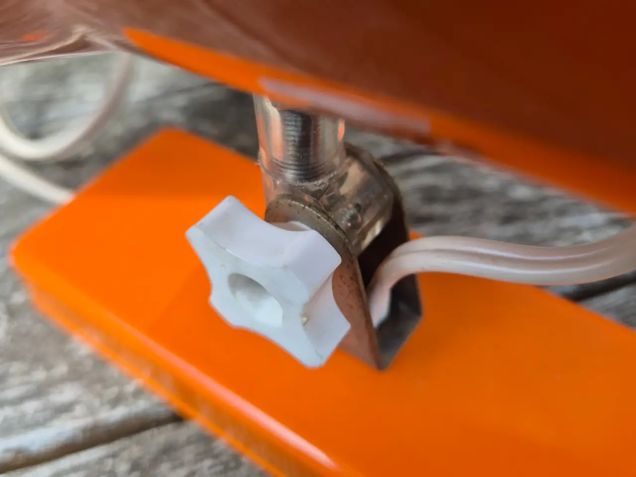 Billede 10 - Velholdt orange væglampe i dansk design