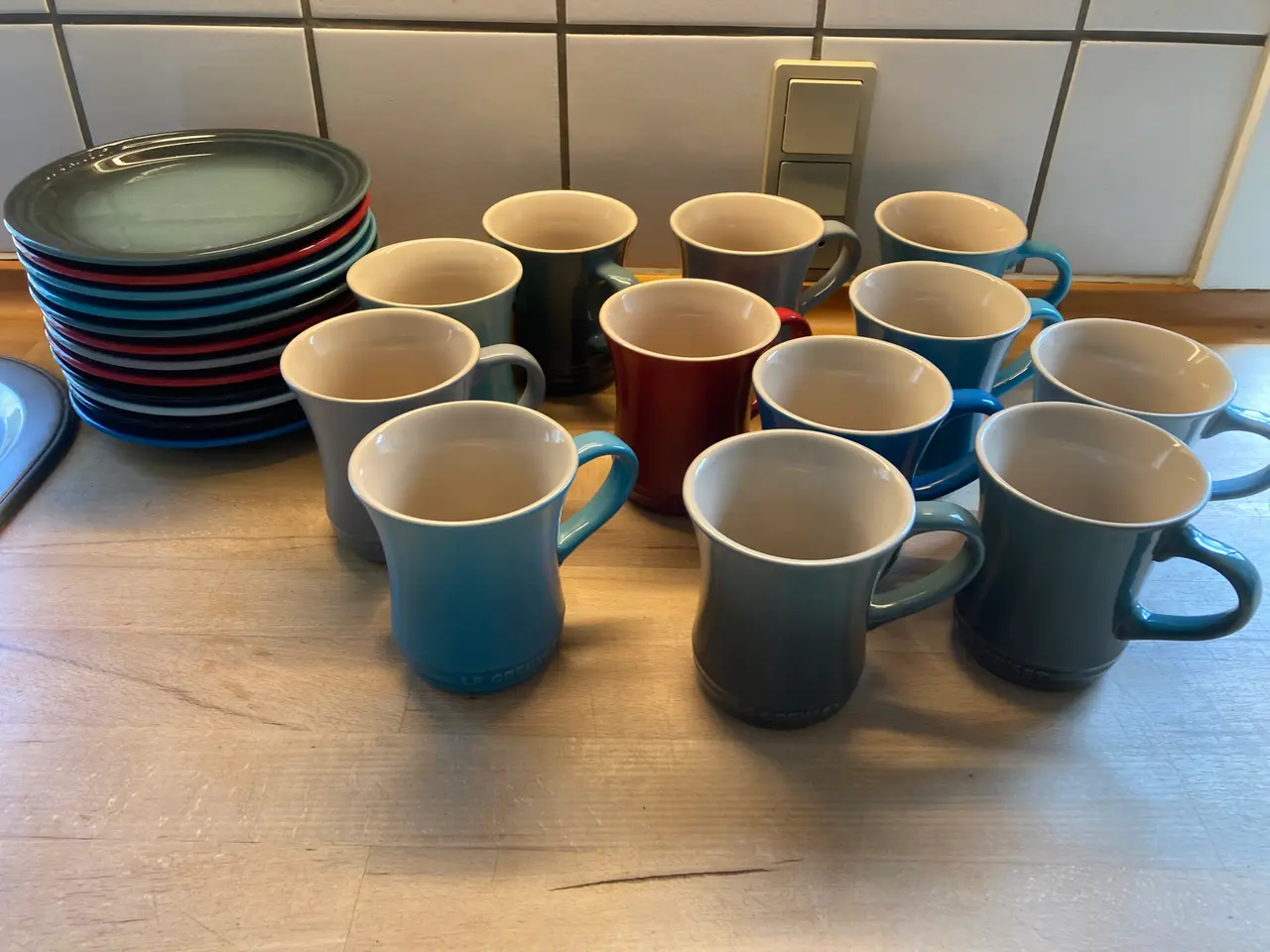 Billede 1 - Le Creuset krus med sidetallerkener. 50 kr. pr del