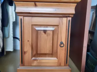 Sengebord i fyrretræ