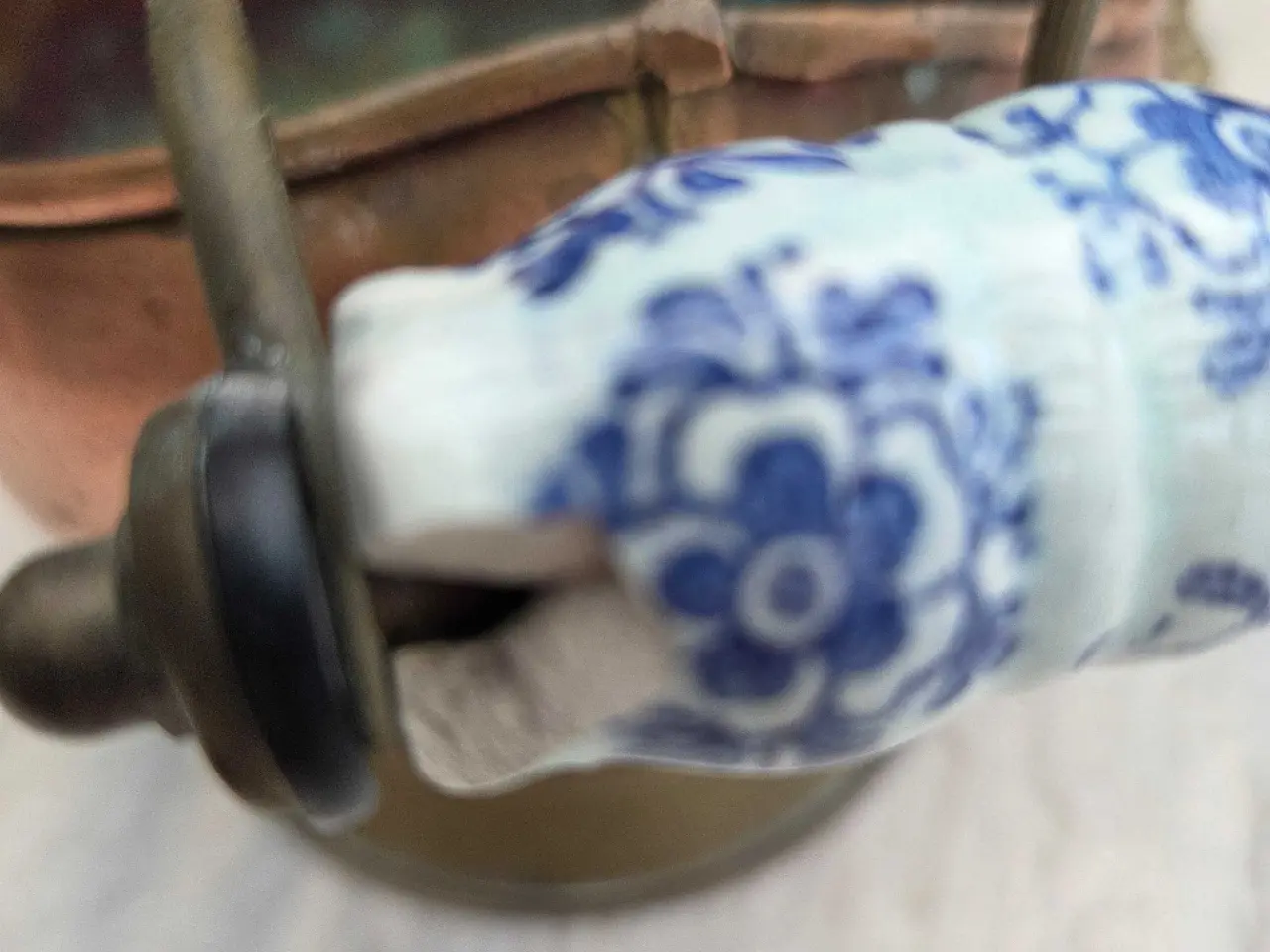 Billede 5 - Antik kobberkande med porcelæn håndtag.