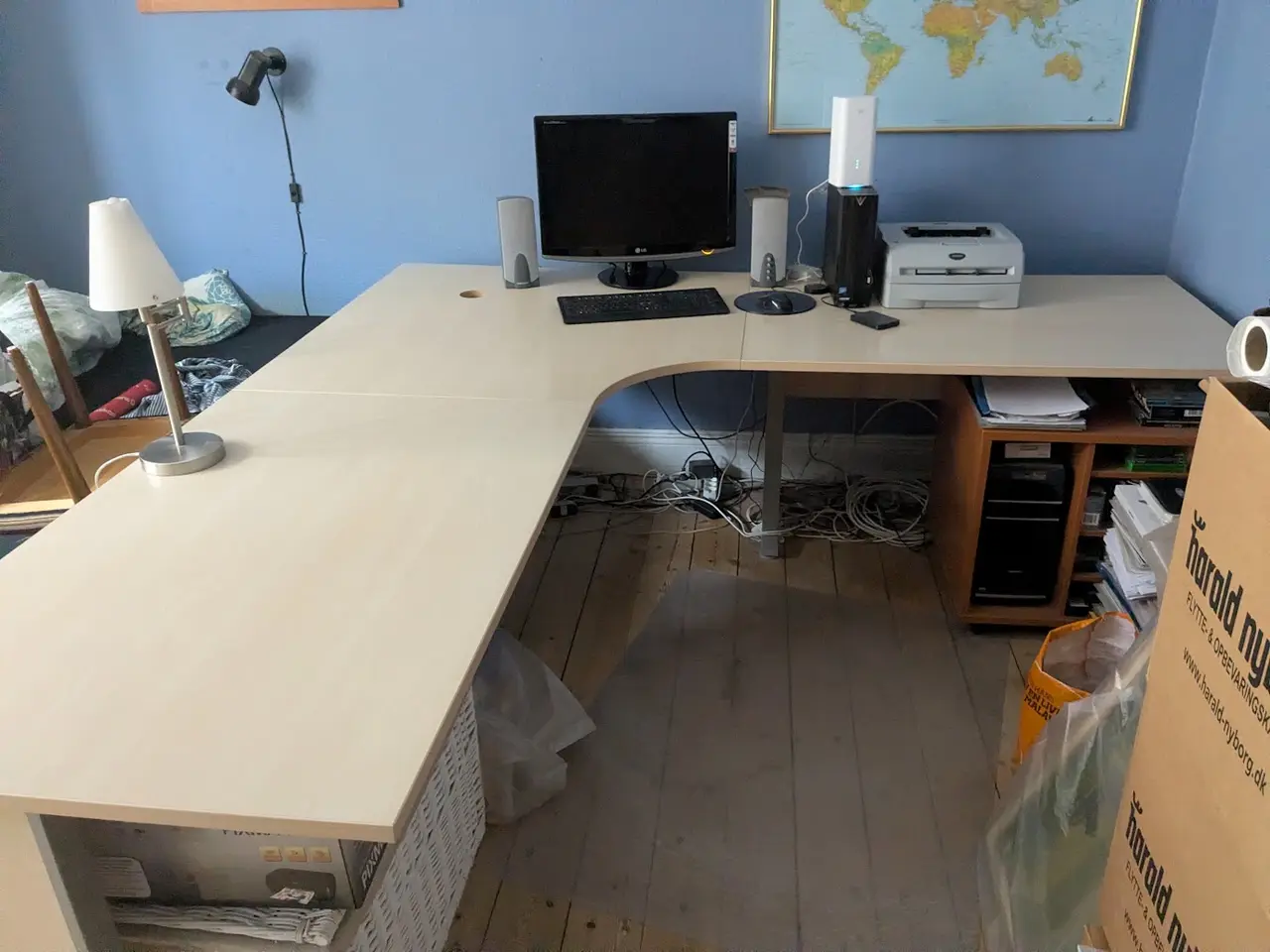 Billede 1 - Stort hjørneskrivebord i meget fin stand