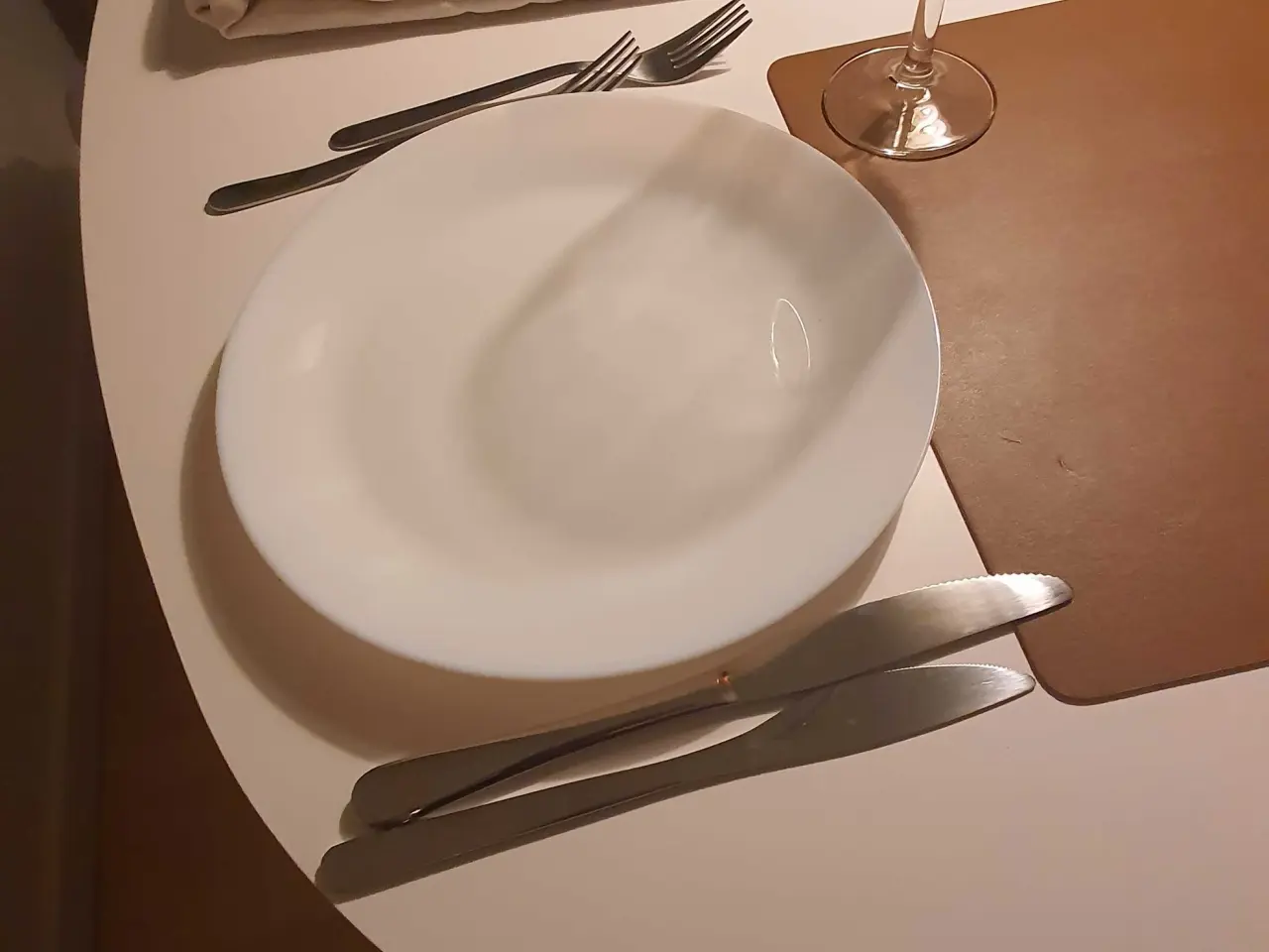 Billede 2 - Udlejes. Borde og stole til festen 