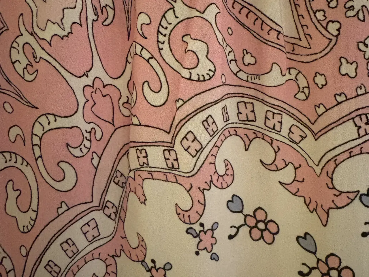 Billede 3 - Flot rosa mønstret lang nederdel i str. L/XL