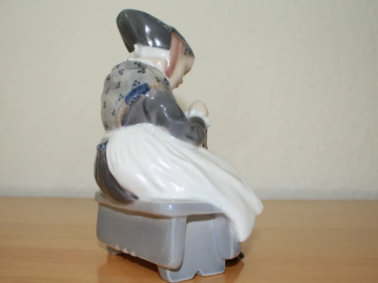 Billede 7 - Amagerpige, figur fra Royal Copenhagen