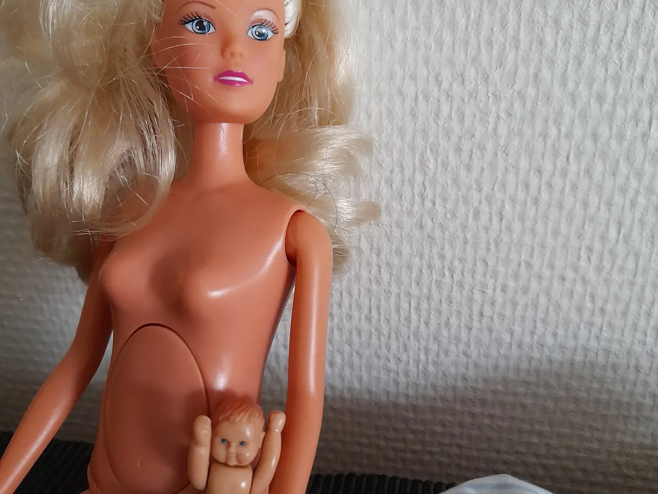 Billede 1 - Gravid Barbie inkl 3 kjoler.