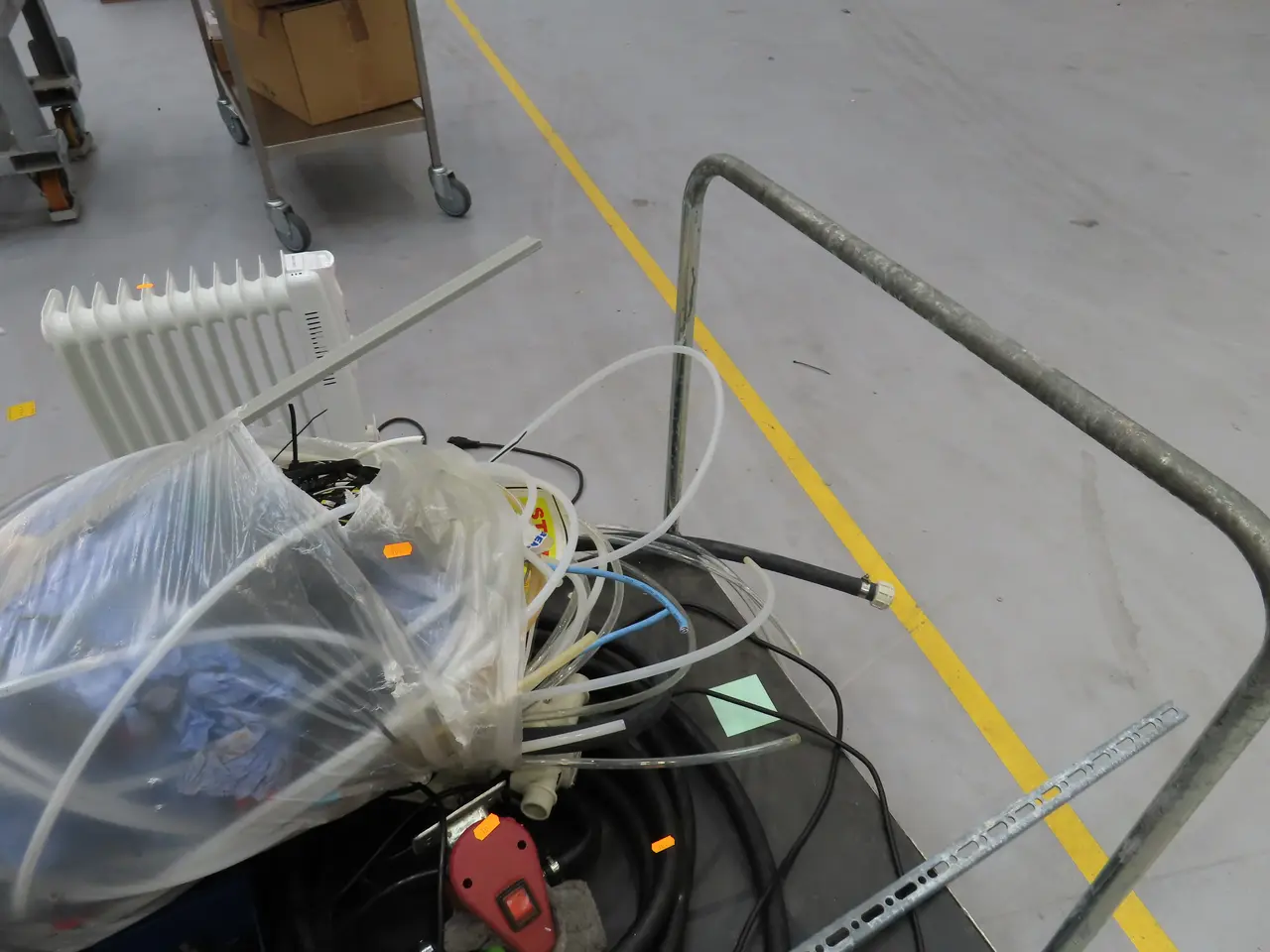 Billede 4 - Opbevaringsvogn med indhold bl.a. Adblue pumpe KABI