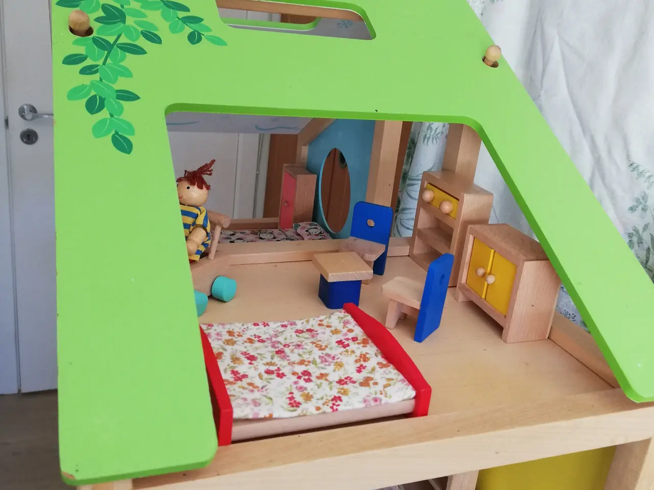 Billede 4 - Dukkehus Hape, møbler og dukker