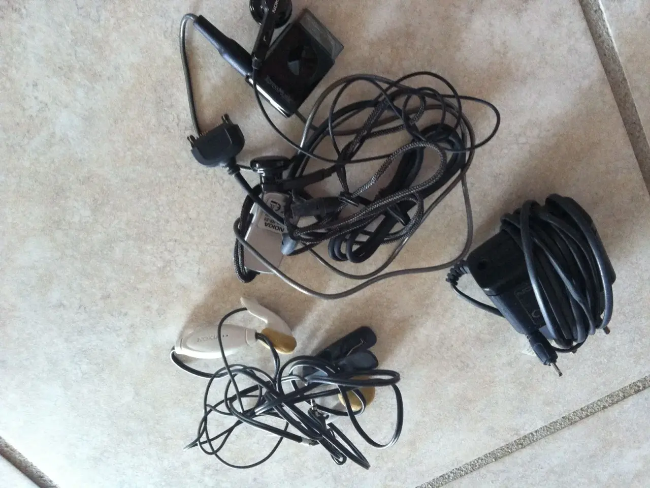 Billede 1 - Nokia, 0kr, Lader, 2 headsæt, 0kr