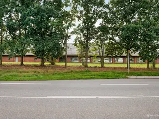 Kontor/butikslejemål i præsentabel etplans erhvervsejendom