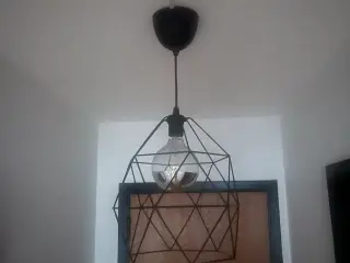 Loftlampe i sort metal