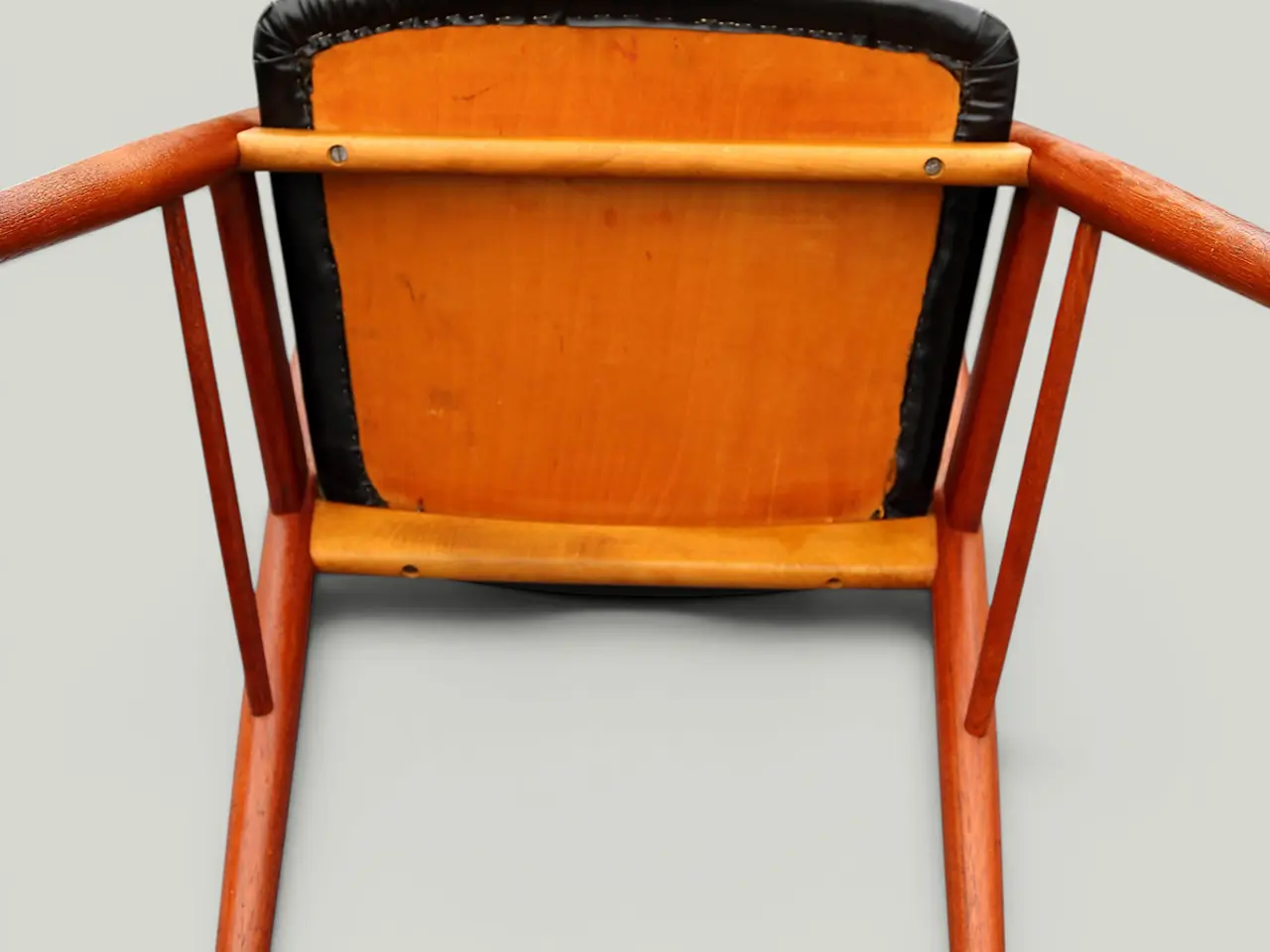 Billede 10 - Dansk teak armstol med sort skai