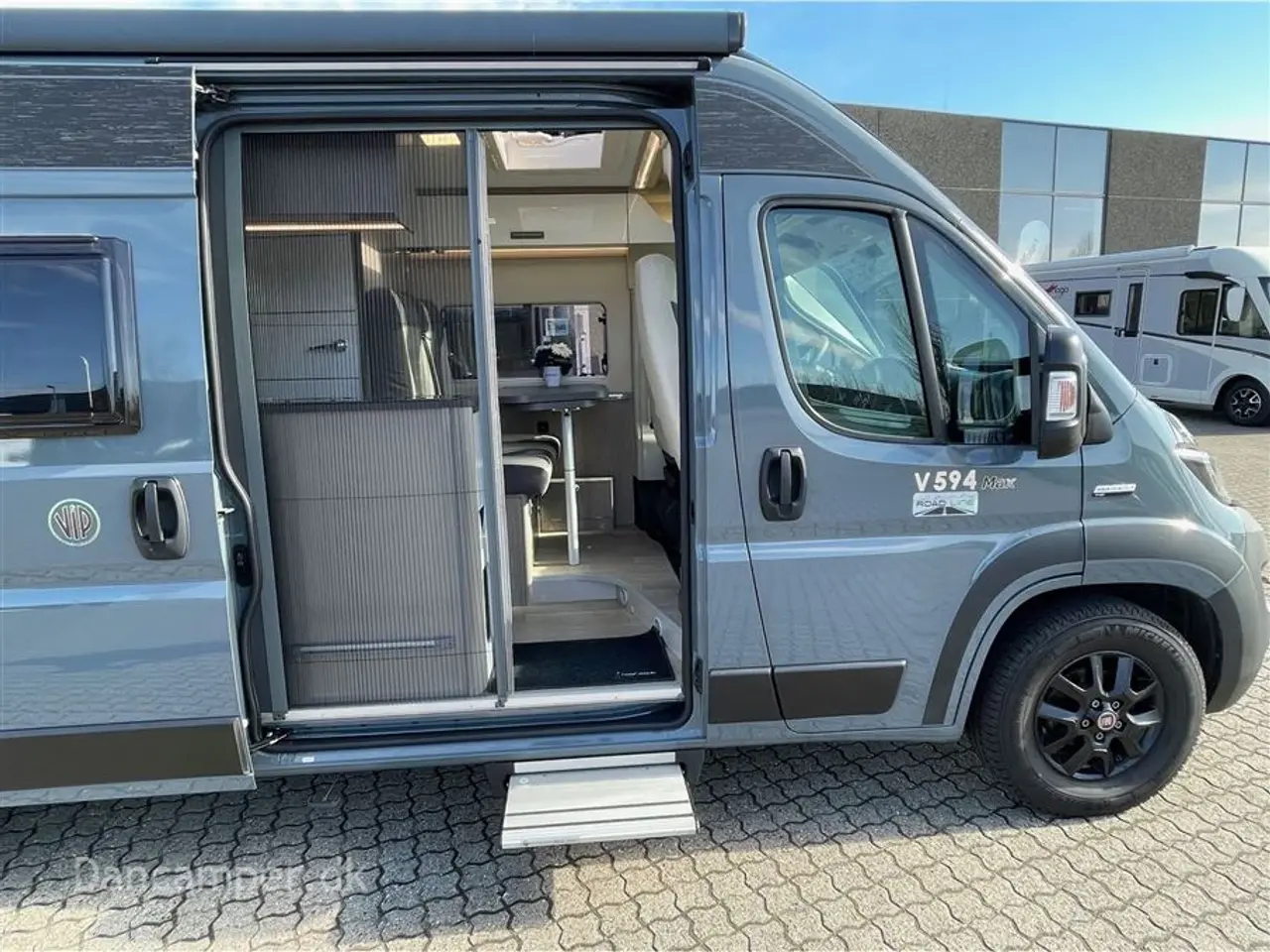 Billede 8 - 2023 - Chausson ROAD LINE V594 VIP MAX UNDER KLARGØRING! Super spændende, kort van med to dobbeltsenge på tværs i køjesystem. 2,2, L motor , 140 HK, solcelle og markise m.m.
