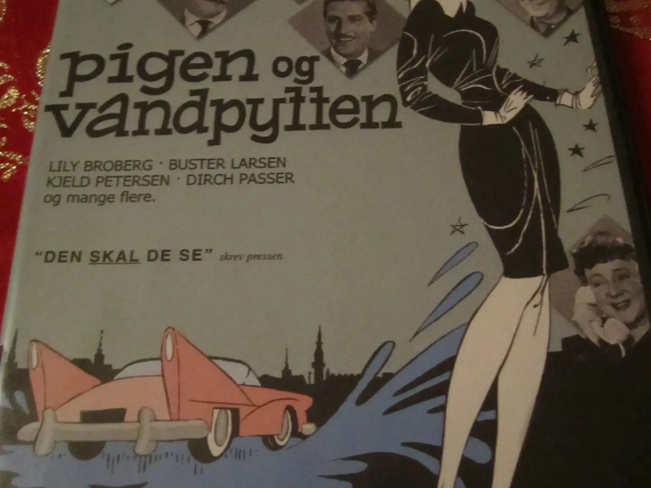 Billede 1 - PIGEN OG VANDPYTTEN. BYD. En herlig komedie.