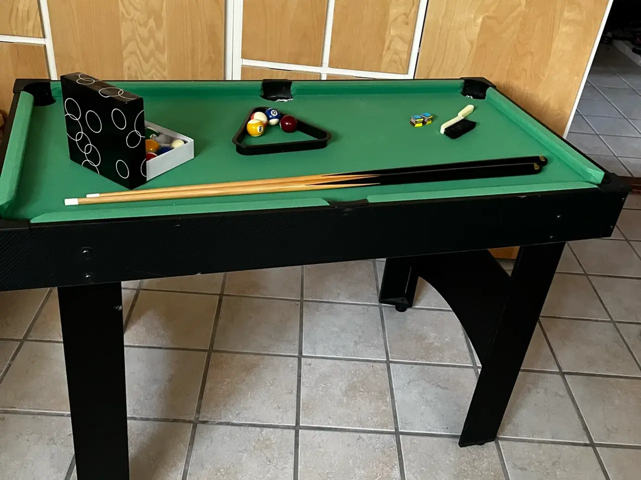 Billede 1 - Poolbord med kugler, kost og to køer