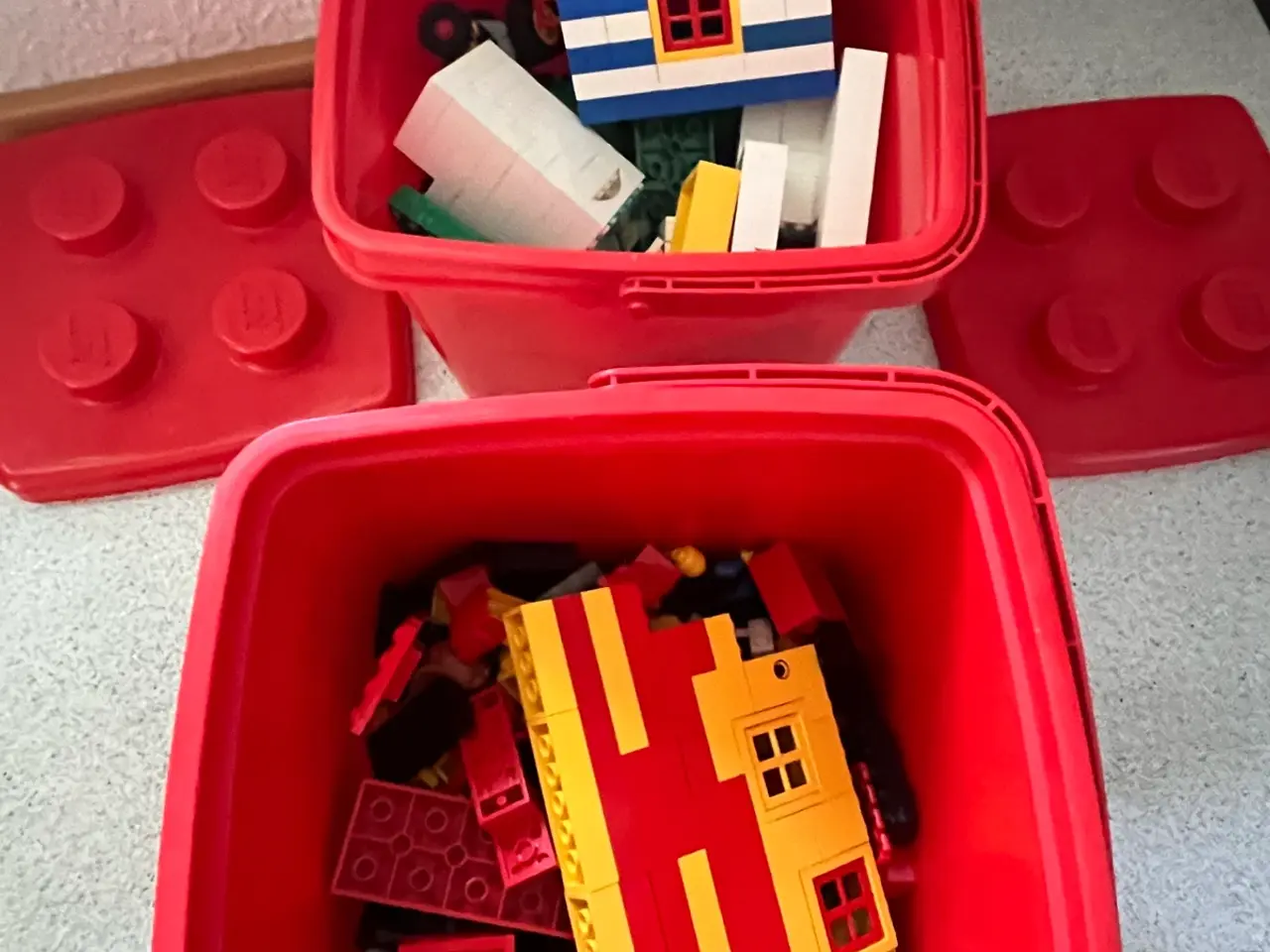 Billede 1 - 2 spande Lego klodser sælges