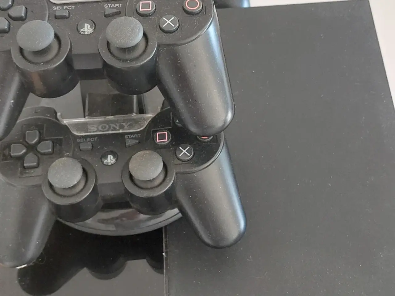 Billede 1 - Playstation 4 with 5 remotes in perfect condition