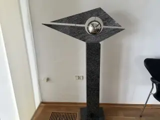 Skulptur i granit og stål