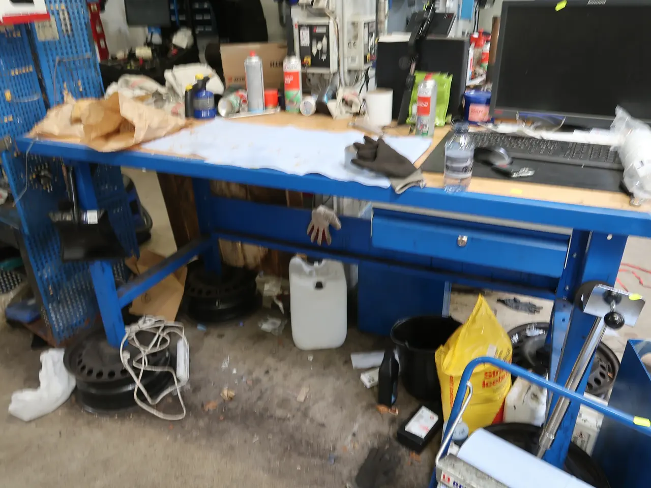 Billede 1 - Arbejdsbord uden indhold