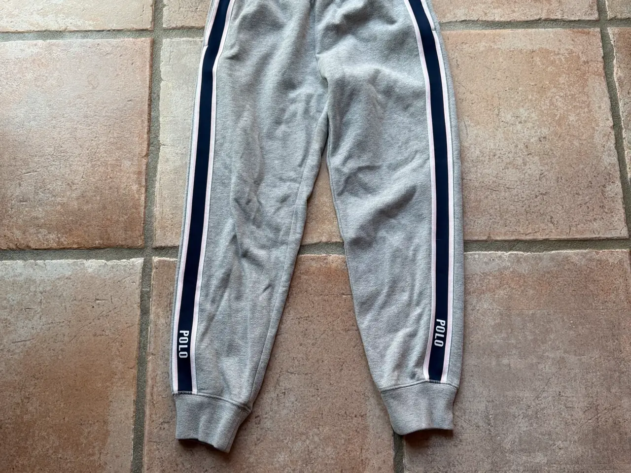 Billede 1 - Joggingbukser med stribe str. 8-10 år