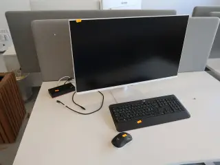 Computerskærm SAMSUNG S32AM501NU med dockingstation, tastatur og mus