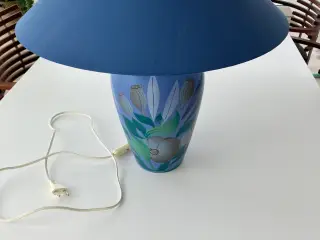 Blå bordlampe med skærm