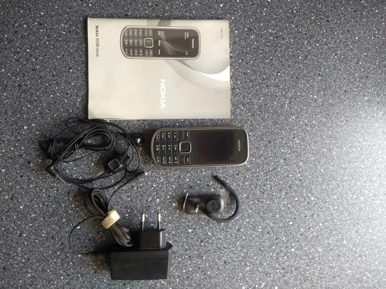 Billede 2 - Nokia 3720 classic med oplader.