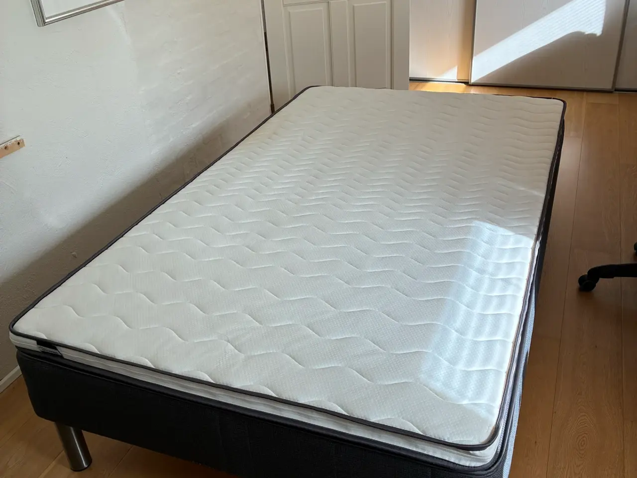 Billede 4 - Boxmadras med stålben. Meget lidt brugt.
