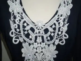 RETRO. Blå kjole med Broderi str. 38.