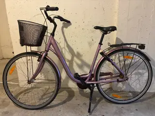 Damecykel lilla med cykelkurv og 3 gear